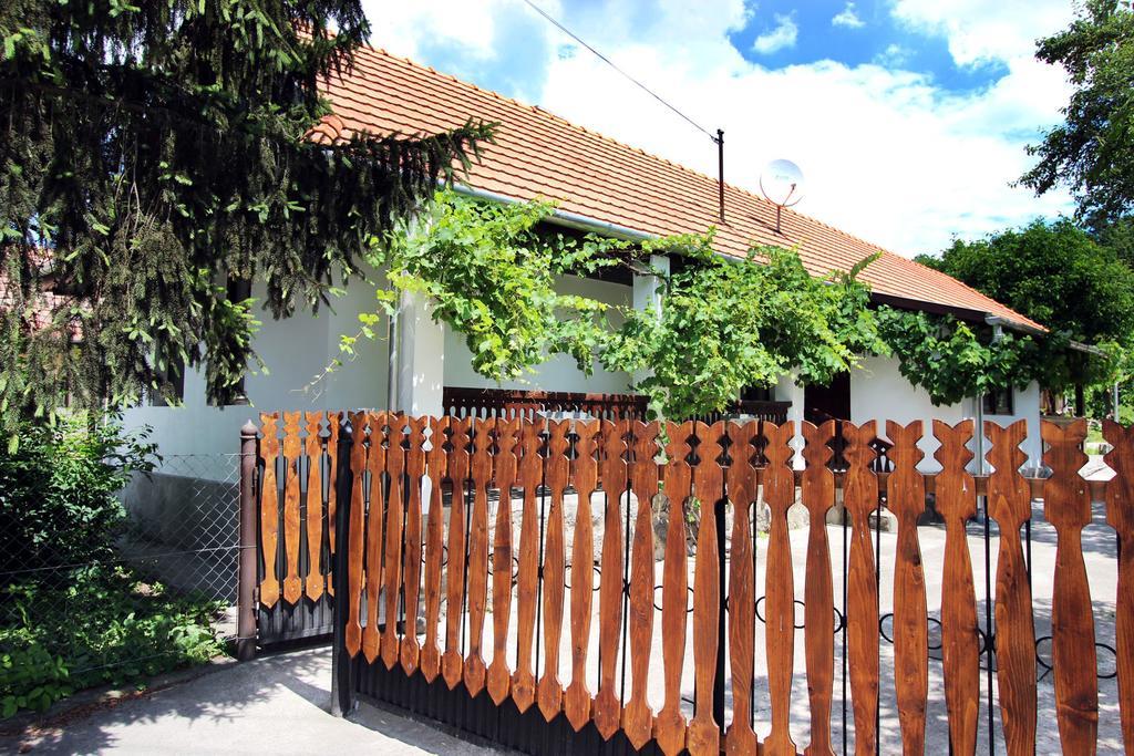 Lugas Vendeghaz Hotel Felsotold Exterior photo