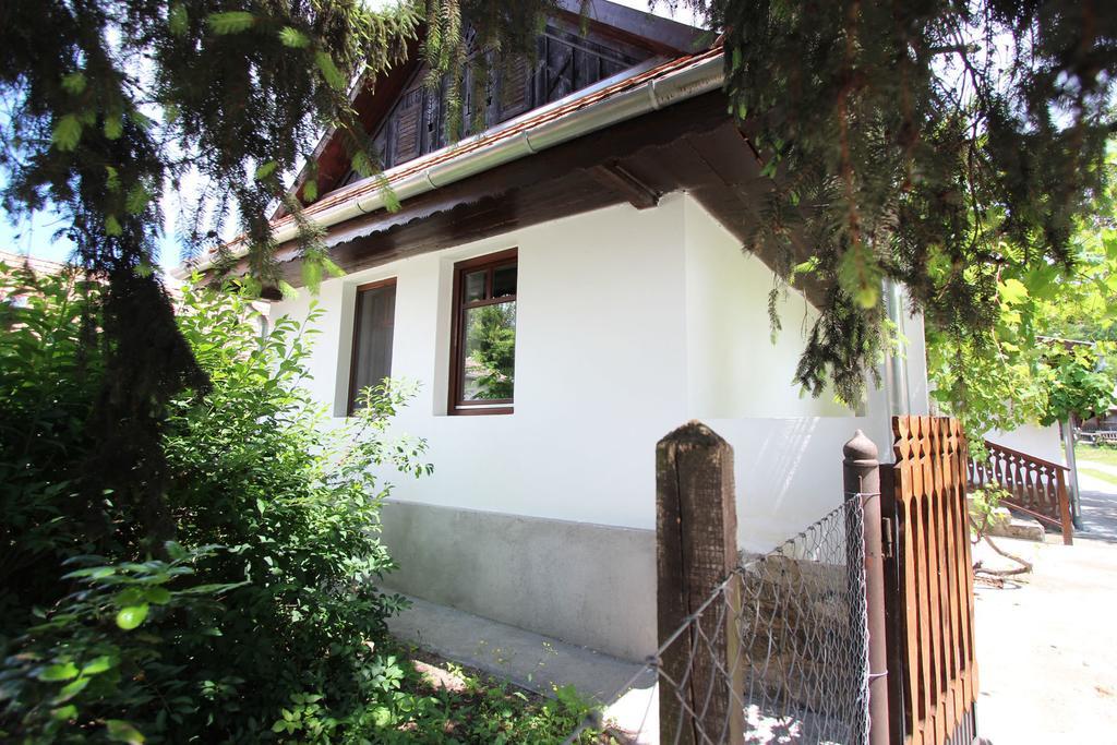 Lugas Vendeghaz Hotel Felsotold Exterior photo