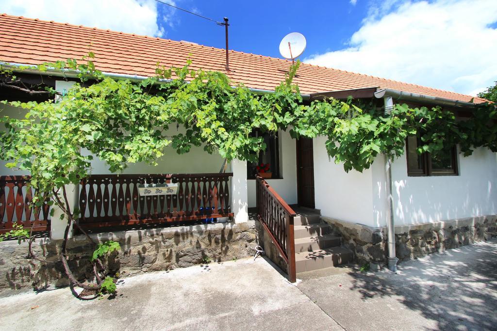 Lugas Vendeghaz Hotel Felsotold Exterior photo