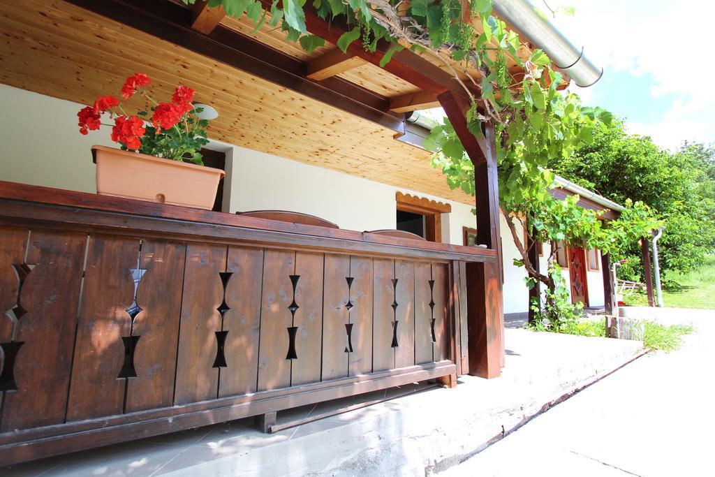 Lugas Vendeghaz Hotel Felsotold Exterior photo